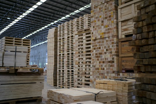 drewniane palety w magazynie